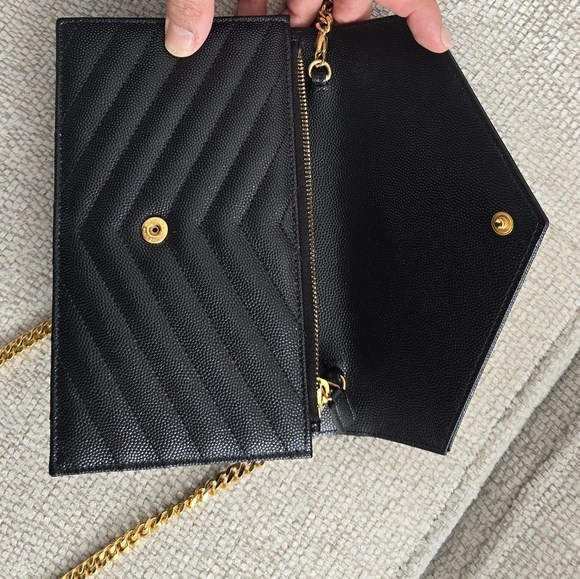 Saint Laurent Black Cassandre Chain Wallet - Picture 4 of 10